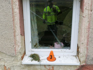 Z nákladního auta se uvolnilo lešení. Trubky poškodily i dva rodinné domy