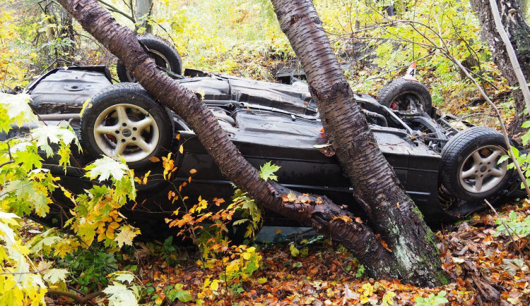 Auto se při nehodě převrátilo na střechu.