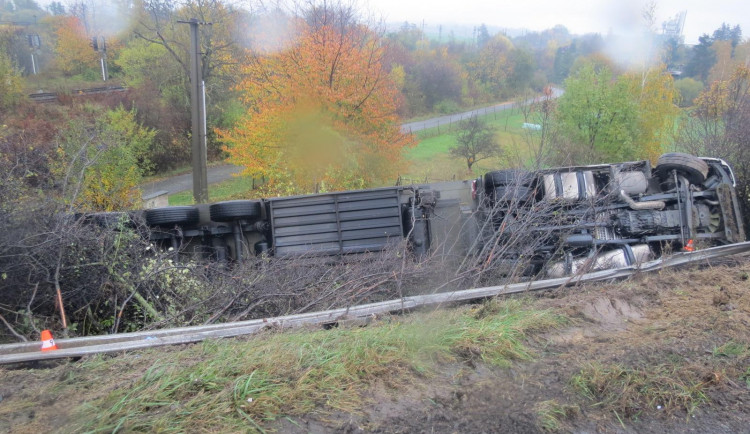 Kamion skončil převrácený na boku.