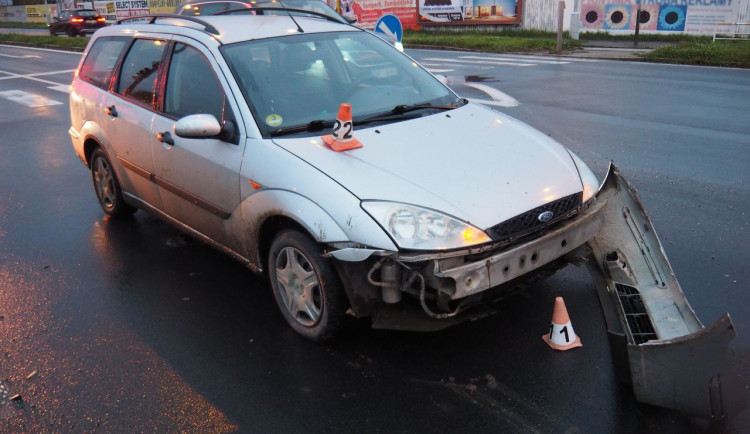 FOTO: Podnapilý mladík nedal na křižovatce přednost protijedoucímu vozidlu, ke zranění nedošlo