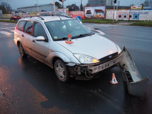 FOTO: Podnapilý mladík nedal na křižovatce přednost protijedoucímu vozidlu, ke zranění nedošlo
