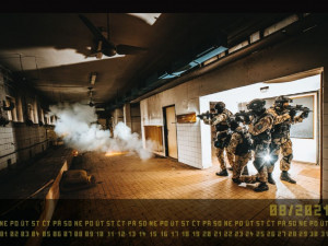 Benefiční kalendář s policejními “drsňáky” podpoří malé bojovníky na hemato-onkologii