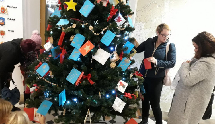 Strom zdobí samotná přání. Letos je však nepověsí děti, ale pracovníci infocentra.