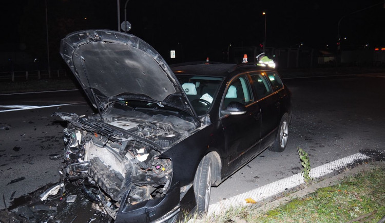 FOTO: Dopravní nehoda na hlavním průtahu si vyžádala tři zraněné osoby, škoda je 200 tisíc korun