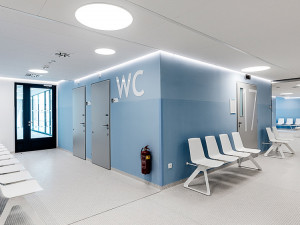 Chodby jsou vymalované příjemnými barvami.