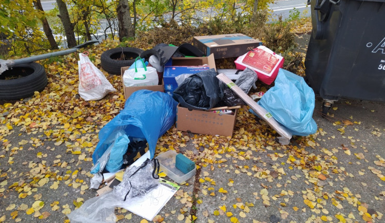 Odpad odhozený mimo kontejnery