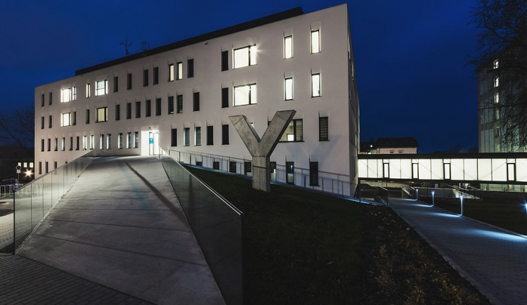 Nová budova II. Interní kliniky FNOL je energeticky pasivní.