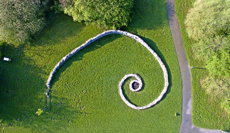 V Galerii v přírodě najdete například Ohniště zlaté spirály.