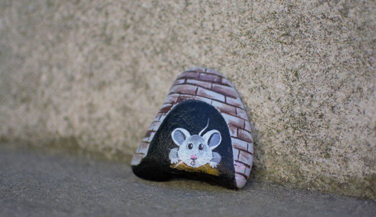 Putovní kamínky jsou pomalované veselými obrázky.