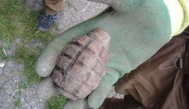 Na Jičínsku našli nevybuchlý dělostřelecký granát