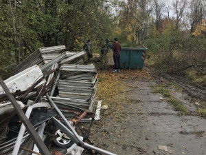 Lidé bez domova pomáhájí s likvidací skládky na Čermné cestě