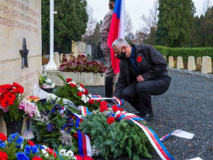 Česko si dnes připomnělo Den válečných veteránů, pietní akt v Olomouci proběhl na neředínském hřbitově