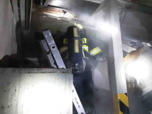 Hasiči kvůli požáru evakuovali z haly v Senici 20 zaměstnanců