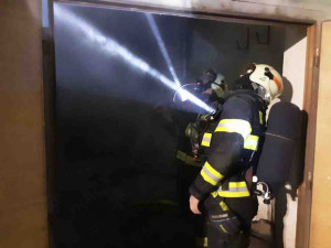 Hasiči kvůli požáru evakuovali z haly v Senici 20 zaměstnanců