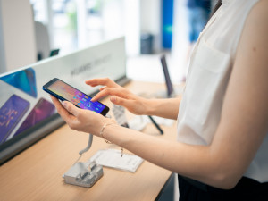 Nahlédněte do útrob autorizovaného servisu BPS Mobil. Proč se vyplatí telefon přinést rovnou tam?
