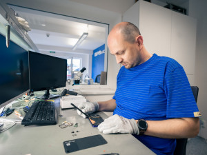 Nahlédněte do útrob autorizovaného servisu BPS Mobil. Proč se vyplatí telefon přinést rovnou tam?