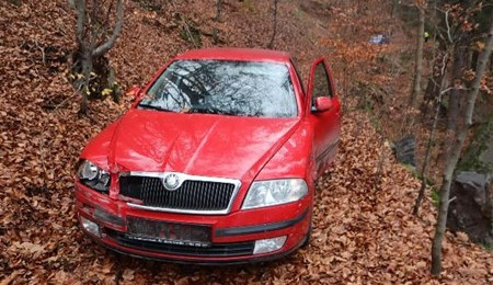 S kradenou Octávkou ujížděl přes hranice v Náchodě, během honičky narazil do tří aut. Policie hledá svědky