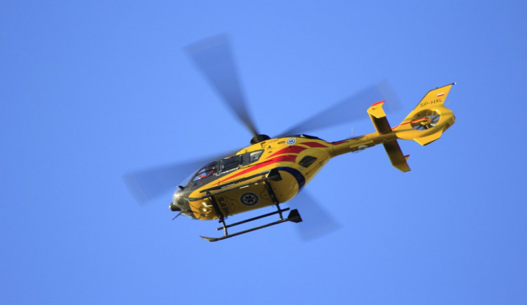 V Uničově vybuchl benzin, pro popáleného muže letěl vrtulník