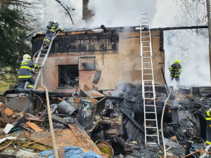 FOTO: Noční požár chaty si vyžádal škodu za více jak dva miliony. Komplikací byly poházené věci