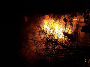 FOTO: Noční požár chaty si vyžádal škodu za více jak dva miliony. Komplikací byly poházené věci