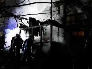 FOTO: Noční požár chaty si vyžádal škodu za více jak dva miliony. Komplikací byly poházené věci