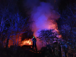 FOTO: Noční požár chaty si vyžádal škodu za více jak dva miliony. Komplikací byly poházené věci