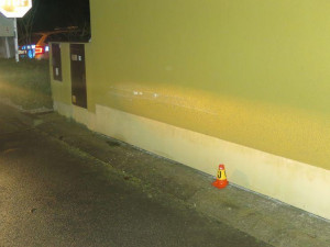 FOTO: Zjevně opilý řidič Audi narazil do domu. Z místa ujel, vypátrali ho svědci
