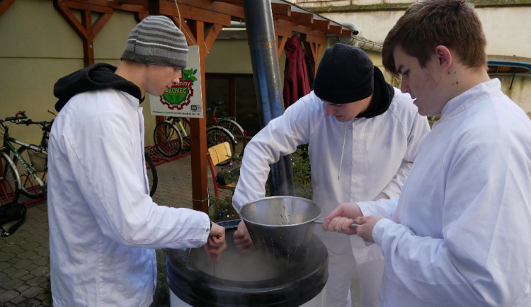 Budoucí řezníci se umí postarat také o domácí zabijačku.