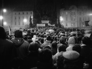 VIDEO A FOTO: Sametová revoluce v Olomouci aneb plné náměstí, papírové krabice a Havel