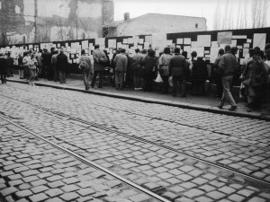 VIDEO A FOTO: Sametová revoluce v Olomouci aneb plné náměstí, papírové krabice a Havel