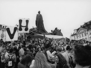 VIDEO A FOTO: Sametová revoluce v Olomouci aneb plné náměstí, papírové krabice a Havel