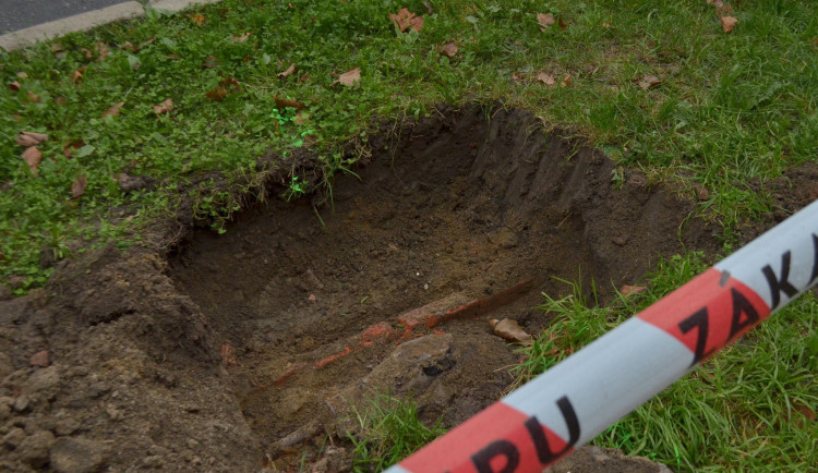 Neoznačené kabely v jáme na výsadbu akátů