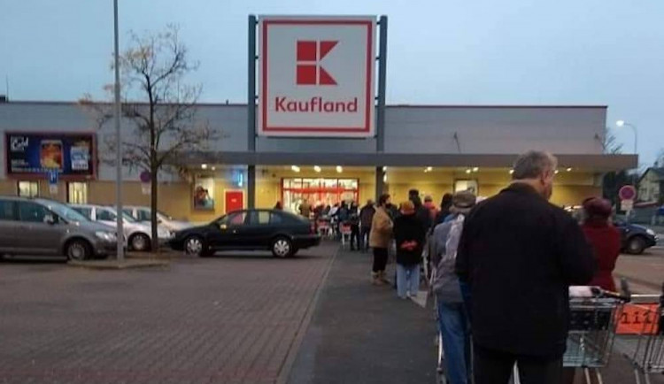 Fronta před Kauflandem