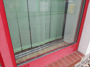 Poničená sportovní hala Šternberk