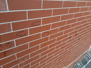 Poničená sportovní hala Šternberk