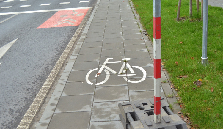 Křižovatka u sv. Gorazda. Značení pro cyklisty zde působí zmatečně.