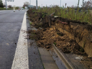 Na dálnici D46 před Olomoucí budou nová svodidla. Omezení potrvá do konce roku