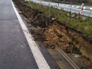 Na dálnici D46 před Olomoucí budou nová svodidla. Omezení potrvá do konce roku