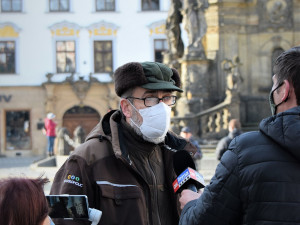 FOTO/VIDEO: Na olomouckém Horním náměstí již stojí vánoční stromeček. Jak se vám líbí?