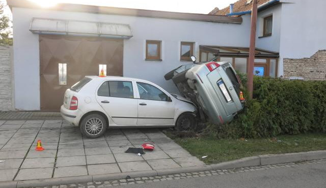 Čerstvý řidič naboural auto radního Olomouckého kraje Jakubce. Škoda je čtvrt milionu