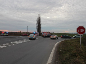 Nerespektoval stopku a srazil se s autem jedoucím od Olomouce. Jeho řidička se vážně zranila