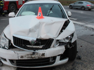 Nerespektoval stopku a srazil se s autem jedoucím od Olomouce. Jeho řidička se vážně zranila