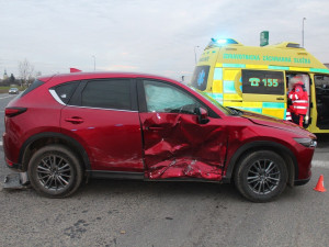 Nerespektoval stopku a srazil se s autem jedoucím od Olomouce. Jeho řidička se vážně zranila