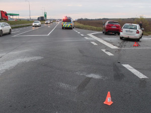 Nerespektoval stopku a srazil se s autem jedoucím od Olomouce. Jeho řidička se vážně zranila
