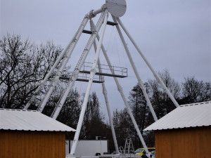 Vánoční ruské kolo na Tržnici se už staví