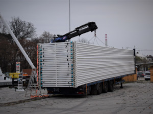 Vánoční ruské kolo na Tržnici se už staví