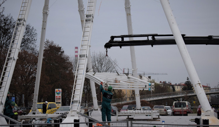Vánoční ruské kolo na Tržnici se už staví