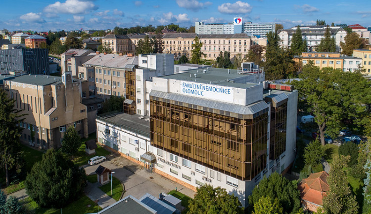 Počty hospitalizovaných ve FN Olomouc klesly o polovinu, nemocnice se postupně vrací do normálního režimu