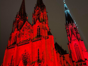 FOTO: Olomoucká Katedrála svatého Václava se ve středu rozsvítila rudou barvou