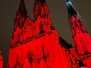 FOTO: Olomoucká Katedrála svatého Václava se ve středu rozsvítila rudou barvou